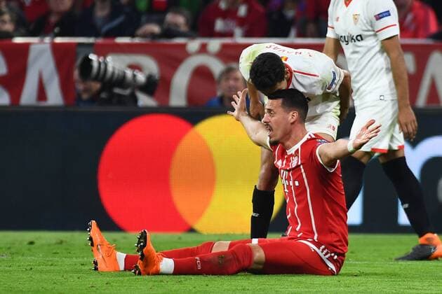 11.04.2018, xjhx, Fussball Champions League, FC Bayern Muenchen - FC Sevilla, emspor, v.l. Sandro Wagner (FCB - FC Bayern Muenchen), Jesus Navas (Sevilla FC) Muenchen