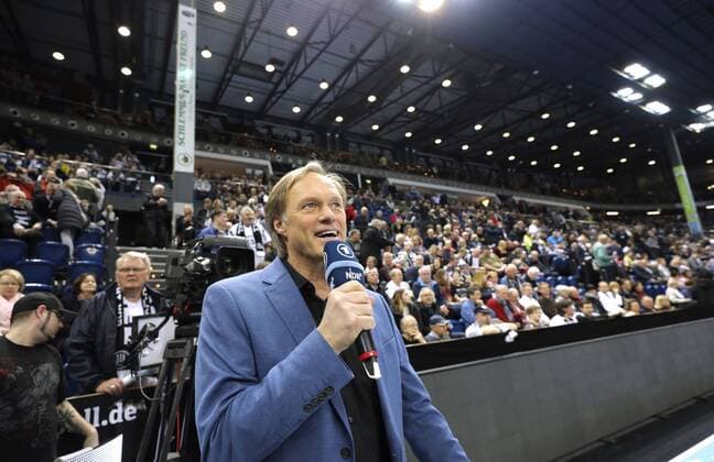 Foto : ARD Fernsehen mit Live Übertragung aus Kiel , hier im Interview : der Moderator Gerhard Delling Handball Herren am 24.03.2018 1. Bundesliga THW Kiel - Rhein Neckar Löwen 27 - 22