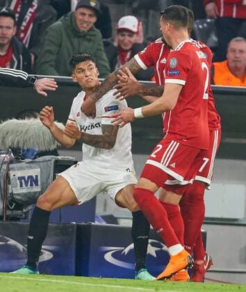 Rote Karte Joaquin CORREA, Sevilla 11 Foul an Javi MARTINEZ, FCB 8 attackiert von Jerome BOATENG (FCB 17) Sandro WAGNER, FCB 2 FC BAYERN MUENCHEN - FC SEVILLA Viertelfinale Rueckspiel, Fussball UEFA Champions League, Muenchen, Deutschland 11.04.2018 CL Saison 2017 2018, FCB,