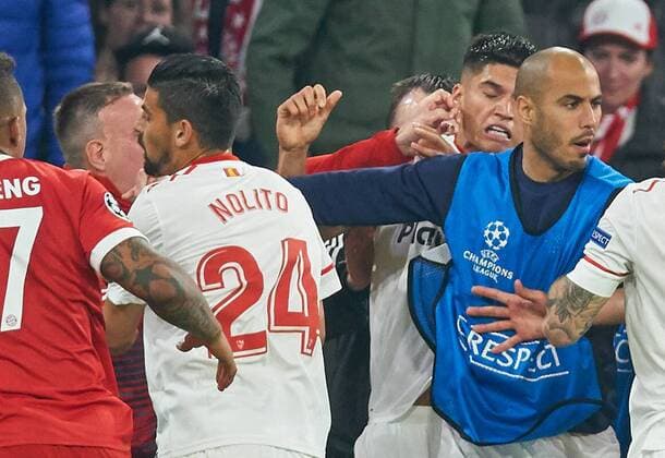 Rote Karte Joaquin CORREA, Sevilla 11 Foul an Javi MARTINEZ, FCB 8 attackiert von Franck RIBERY, FCB 7 FC BAYERN MUENCHEN - FC SEVILLA Viertelfinale Rueckspiel, Fussball UEFA Champions League, Muenchen, Deutschland 11.04.2018 CL Saison 2017 2018, FCB,