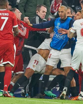 Rote Karte Joaquin CORREA, Sevilla 11 Foul an Javi MARTINEZ, FCB 8 attackiert von Franck RIBERY, FCB 7 FC BAYERN MUENCHEN - FC SEVILLA Viertelfinale Rueckspiel, Fussball UEFA Champions League, Muenchen, Deutschland 11.04.2018 CL Saison 2017 2018, FCB,