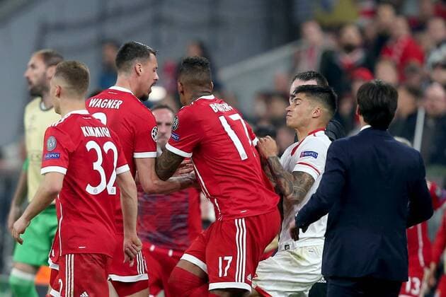 Sandro Wagner (FC Bayern Muenchen 2) Gerangel mit Joaquin Correa ( FC Sevilla 11 ), FC Bayern Muenchen vs. FC Sevilla, Champions League, Viertelfinale, Fussball, 11.04.2018, Muenchen Copyright: xLanger Eibner-Pressefotox EP_HLR