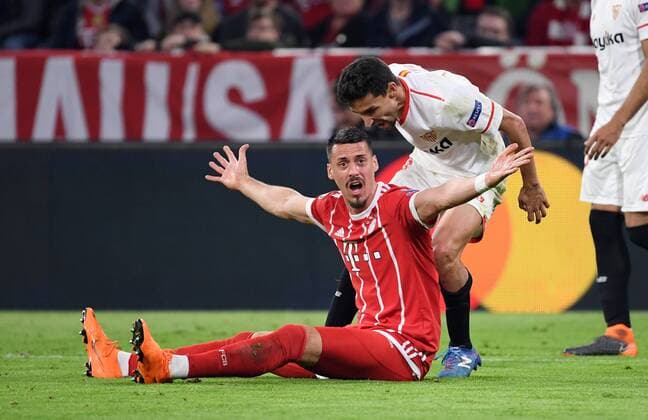 FUSSBALL CHAMPIONS LEAGUE SAISON 2017 2018 VIERTELFINALE RUECKSPIEL FC Bayern Muenchen - FC Sevilla 11.04.2018 Sandro Wagner (li, FC Bayern Muenchen) will einen Elfmeter, Jesus Navas (re, FC Sevilla) ist sauer Muenchen