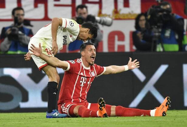 Sandro Wagner FC Bayern München fordert Elfmeter Gestik, Geste FC Bayern München FCB vs FC Sevilla UEFA Champions-League CL Viertelfinale Rückspiel Spiel 2 Saison 2017 2018 München Allianz Arena 11.04.2018 FC Bayern München FCB vs FC Sevilla