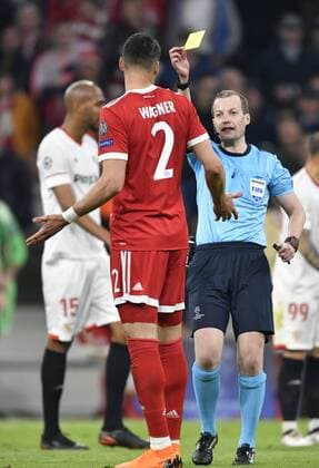 Schiedsirchter Referee William Collum (SCO) zeigt Sandro Wagner FC Bayern München gelbe Karte, Gelb, Verwarnung FC Bayern München FCB vs FC Sevilla UEFA Champions-League CL Viertelfinale Rückspiel Spiel 2 Saison 2017 2018 München Allianz Arena 11.04.2018 FC Bayern München FCB vs FC Sevilla