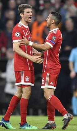 Nach Spielende: Schussjubel bei Thomas Müller FC Bayern München (links) und Thiago Alcantara FC Bayern München FC Bayern München FCB vs FC Sevilla UEFA Champions-League CL Viertelfinale Rückspiel Spiel 2 Saison 2017 2018 München Allianz Arena 11.04.2018 FC Bayern München FCB vs FC Sevilla