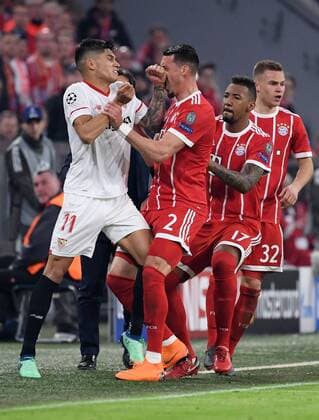 FUSSBALL CHAMPIONS LEAGUE SAISON 2017 2018 VIERTELFINALE RUECKSPIEL FC Bayern Muenchen - FC Sevilla 11.04.2018 Rudelbildung an der Seitenlinie: Joaquin Correa (li, FC Sevilla) konfrontiert sich mit Sandro Wagner , Jerome Boateng und Joshua Kimmich (v.l., alle FC Bayern Muenchen) Muenchen