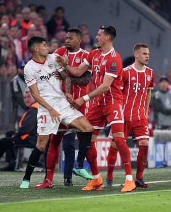 FUSSBALL CHAMPIONS LEAGUE SAISON 2017 2018 VIERTELFINALE RUECKSPIEL FC Bayern Muenchen - FC Sevilla 11.04.2018 Rudelbildung an der Seitenlinie: Joaquin Correa (li, FC Sevilla) konfrontiert sich mit Sandro Wagner , Jerome Boateng und Joshua Kimmich (v.l., alle FC Bayern Muenchen) Muenchen