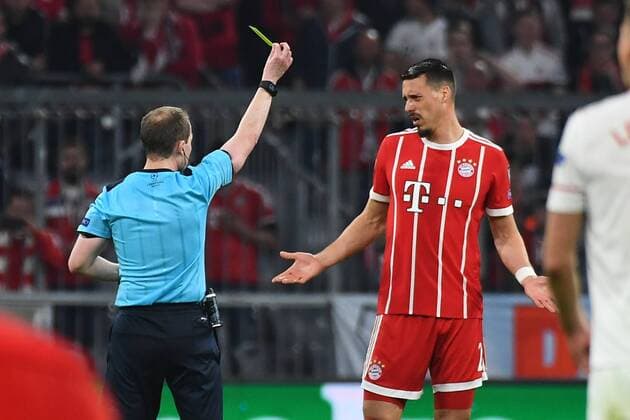 11.04.2018, xjhx, Fussball Champions League, FC Bayern Muenchen - FC Sevilla, emspor, v.l. Gelbe Karte fuer, receive a yellow card Sandro Wagner (FCB - FC Bayern Muenchen) Muenchen