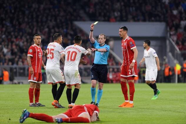 Gelbe Karte, Verwarnung fuer Ever Banega ( FC Sevilla 10 ) nach einem Foul an Javier Martinez (FC Bayern Muenchen), vorne , beim CL-Spiel zwischen FC Bayern Muenchen und FC Sevilla, 11.04.2018, Muenchen Copyright: xStuetzle xEibner-Pressefotox EP_EER