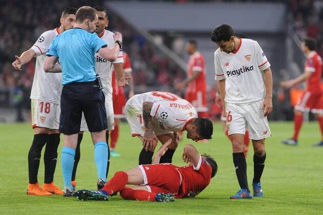 Ever Banega ( FC Sevilla 10 ) und Javier Martinez (FC Bayern Muenchen) , beim CL-Spiel zwischen FC Bayern Muenchen und FC Sevilla, 11.04.2018, Muenchen Copyright: xStuetzle xEibner-Pressefotox EP_EER