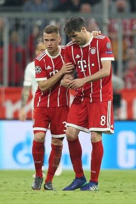 l-r: Joshua Kimmich 32 (FC Bayern Muenchen) schaut nach dem Angeschlagenemn Javi Martinez 8 (FC Bayern Muenchen), FC Bayern Muenchen vs. FC Sevilla, Fussball, Viertelfinale, Champions League, 11.04.2018 Muenchen Bayern Deutschland
