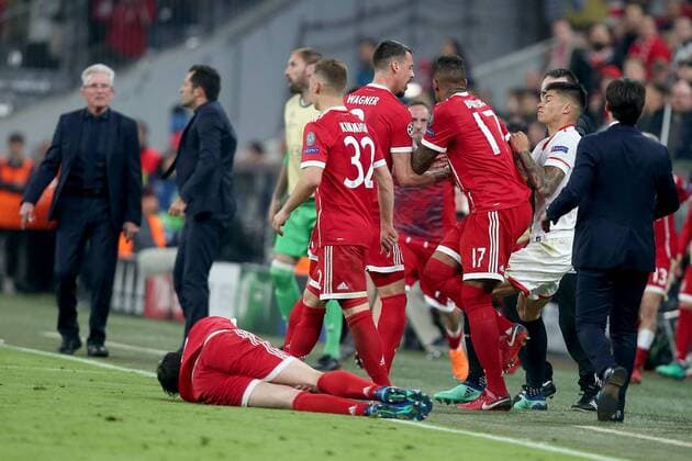 Sandro Wagner (FC Bayern Muenchen 2) Gerangel mit Joaquin Correa ( FC Sevilla 11 ), FC Bayern Muenchen vs. FC Sevilla, Champions League, Viertelfinale, Fussball, 11.04.2018, Muenchen Copyright: xLanger Eibner-Pressefotox EP_HLR