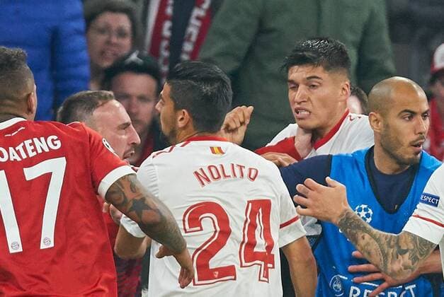 Rote Karte Joaquin CORREA, Sevilla 11 Foul an Javi MARTINEZ, FCB 8 attackiert von Franck RIBERY, FCB 7 FC BAYERN MUENCHEN - FC SEVILLA Viertelfinale Rueckspiel, Fussball UEFA Champions League, Muenchen, Deutschland 11.04.2018 CL Saison 2017 2018, FCB,