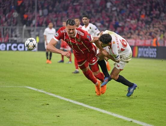 11.04.2018, Fussball UEFA Champions League 2017 2018, Viertelfinale Rückspiel, FC Bayern München - FC Sevilla, in der Allianzarena München. v.li: Sandro Wagner (FC Bayern München) gegen Jesus Navas (FC Sevilla).