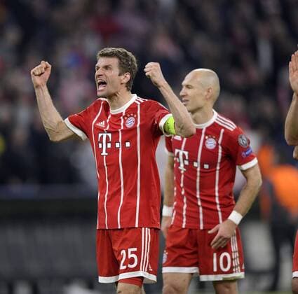 11.04.2018, Fussball UEFA Champions League 2017 2018, Viertelfinale Rückspiel, FC Bayern München - FC Sevilla, in der Allianzarena München. Schlussjubel der Bayern v.li: Thomas Müller (FC Bayern München), Arjen Robben (FC Bayern München).