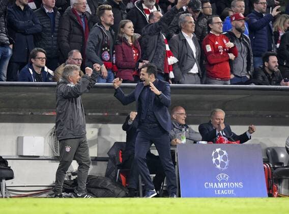 11.04.2018, Fussball UEFA Champions League 2017 2018, Viertelfinale Rückspiel, FC Bayern München - FC Sevilla, in der Allianzarena München. Jubel nach dem Schlusspfiff , v.li: Co-Trainer Peter Hermann (FC Bayern München) jubelt mit Sportdirektor Hasan Salihamidzic (Bayern München).