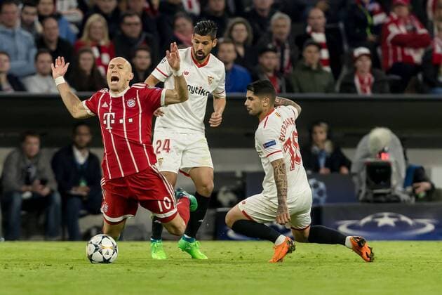 Muenchen, Deutschland 11.04.2018, UEFA Champions League - 2017 18 Season, Quarter-finals, Second leg, FC Bayern Muenchen - Sevilla FC , Sergio Escudero (FCS), Ever Banega (FCS) und Arjen Robben (FCB) im Zweikampf ( DeFodi048
