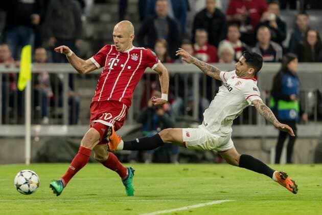 Muenchen, Deutschland 11.04.2018, UEFA Champions League - 2017 18 Season, Quarter-finals, Second leg, FC Bayern Muenchen - Sevilla FC , Arjen Robben (FCB) und Ever Banega (FCS) im Zweikampf ( DeFodi048
