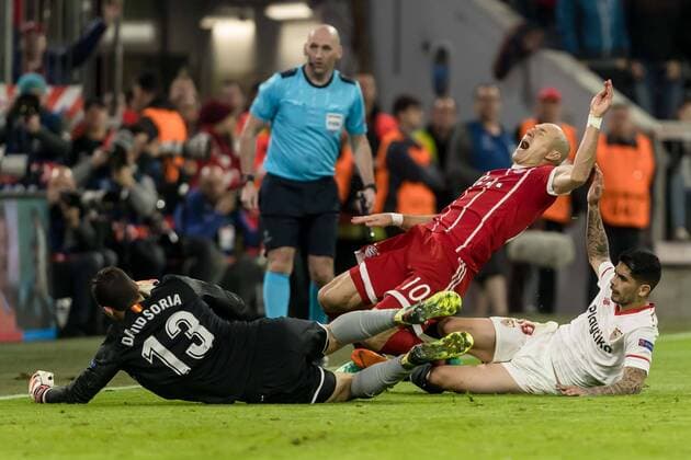 Muenchen, Deutschland 11.04.2018, UEFA Champions League - 2017 18 Season, Quarter-finals, Second leg, FC Bayern Muenchen - Sevilla FC , Ever Banega (FCS), Torwart David Soria (FCS) und Arjen Robben (FCB) im Zweikampf ( DeFodi048