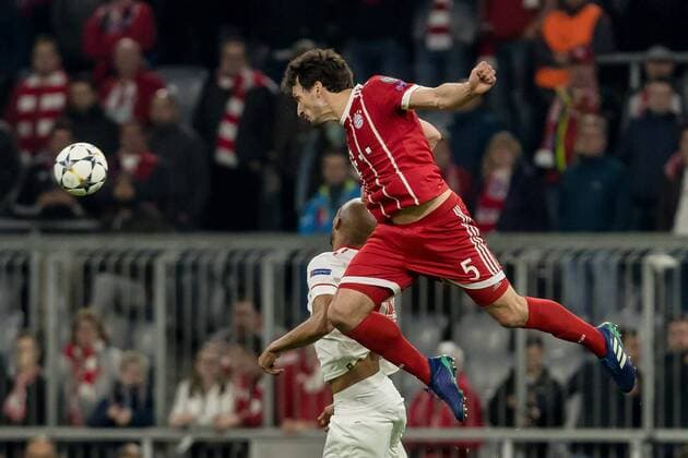 Muenchen, Deutschland 11.04.2018, UEFA Champions League - 2017 18 Season, Quarter-finals, Second leg, FC Bayern Muenchen - Sevilla FC , Steven N Zonzi (FCS) und Mats Hummels (FCB) im Zweikampf ( DeFodi048