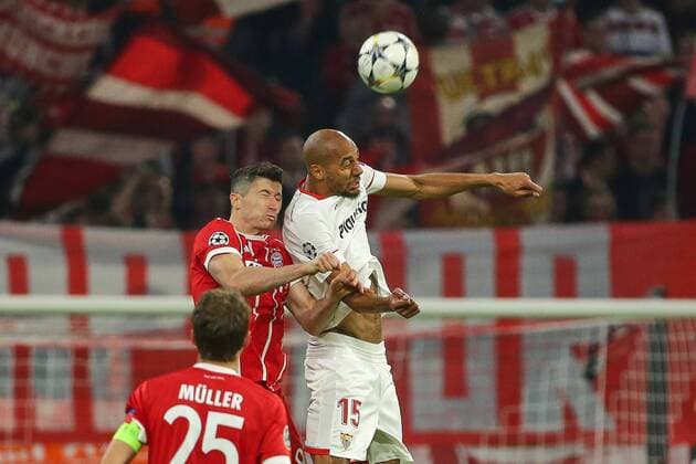 Muenchen, Deutschland 11.04.2018, UEFA Champions League - 2017 18 Season, Quarter-finals, Second leg, FC Bayern Muenchen - Sevilla FC , Robert Lewandowski (FCB) und Steven N Zonzi (FCS) im Zweikampf ( DeFodi501
