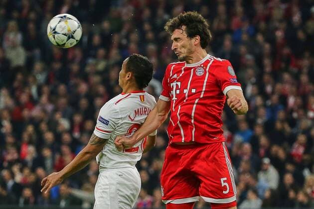 Bilder des Tages - SPORT Muenchen, Deutschland 11.04.2018, UEFA Champions League - 2017 18 Season, Quarter-finals, Second leg, FC Bayern Muenchen - Sevilla FC , Luis Muriel (FCS) und Mats Hummels (FCB) im Zweikampf ( DeFodi501
