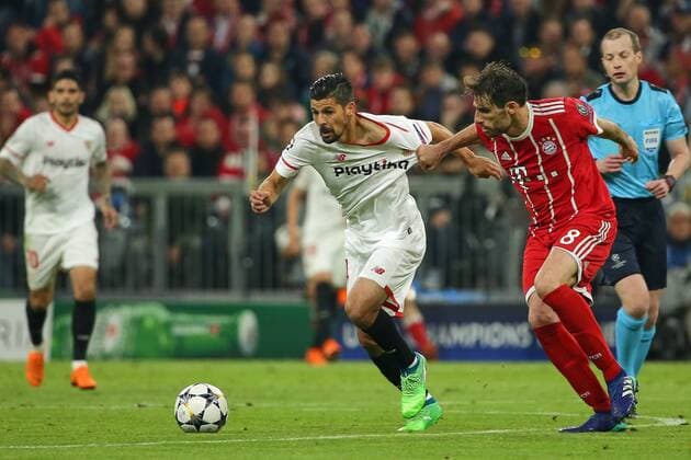 Muenchen, Deutschland 11.04.2018, UEFA Champions League - 2017 18 Season, Quarter-finals, Second leg, FC Bayern Muenchen - Sevilla FC , Nolito (FCS) und Javi Martinez (FCB) im Zweikampf ( DeFodi501