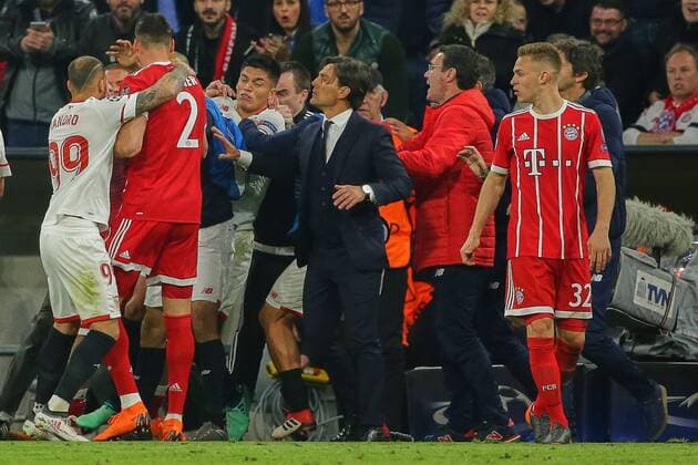 Themen der Woche - SPORT KW15 Bilder des Tages - SPORT Muenchen, Deutschland 11.04.2018, UEFA Champions League - 2017 18 Season, Quarter-finals, Second leg, FC Bayern Muenchen - Sevilla FC , Rudelbildung, Mitte Trainer Vincenzo Montella (FCS) ( DeFodi501