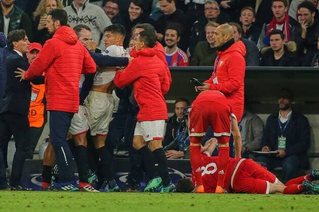 Bilder des Tages - SPORT Muenchen, Deutschland 11.04.2018, UEFA Champions League - 2017 18 Season, Quarter-finals, Second leg, FC Bayern Muenchen - Sevilla FC , Rudelbildung, Joaquin Correa (FCS) muss zurueck gehalten werden ( DeFodi501