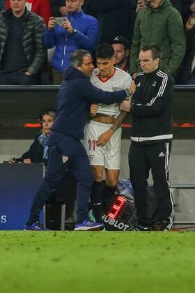 Bilder des Tages - SPORT Muenchen, Deutschland 11.04.2018, UEFA Champions League - 2017 18 Season, Quarter-finals, Second leg, FC Bayern Muenchen - Sevilla FC , Joaquin Correa (FCS) muss nach seiner roten Karte zurueck gehalten werden ( DeFodi501