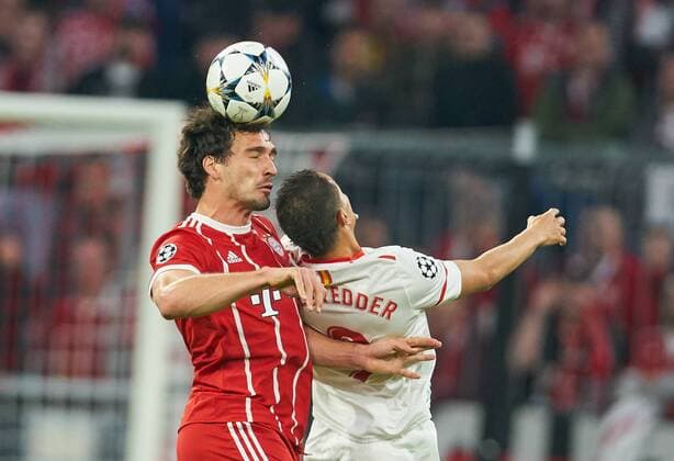 Bilder des Tages - SPORT Mats HUMMELS, FCB 5 Zweikampf , Aktion um den Ball gegen Wissam BEN YEDDER, Sevilla 9 FC BAYERN MUENCHEN - FC SEVILLA Viertelfinale Rueckspiel, Fussball UEFA Champions League, Muenchen, Deutschland 11.04.2018 CL Saison 2017 2018, FCB,