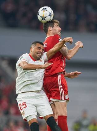 Javi MARTINEZ, FCB 8 Zweikampf , Aktion um den Ball gegen Gabriel MERCADO, Sevilla 25 FC BAYERN MUENCHEN - FC SEVILLA Viertelfinale Rueckspiel, Fussball UEFA Champions League, Muenchen, Deutschland 11.04.2018 CL Saison 2017 2018, FCB,