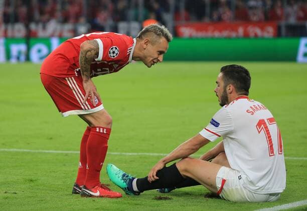 20180411, Viertelfinale CL, FC Bayern vs Sevilla, Allianz Arena, Fussball, im Bild: Rafinha (FCB) und Pablo Sarabia (FC Sevilla)