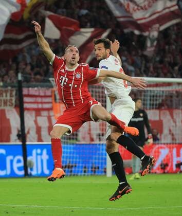 20180411, Viertelfinale CL, FC Bayern vs Sevilla, Allianz Arena, Fussball, im Bild: Franck Ribery (FCB) vs Franco Vazquez (FC Sevilla)