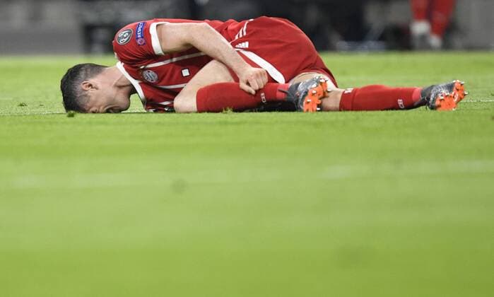 Bilder des Tages - SPORT Robert Lewandowski FC Bayern München Verletzung verletzt FC Bayern München FCB vs FC Sevilla UEFA Champions-League CL Viertelfinale Rückspiel Spiel 2 Saison 2017 2018 München Allianz Arena 11.04.2018 FC Bayern München FCB vs FC Sevilla