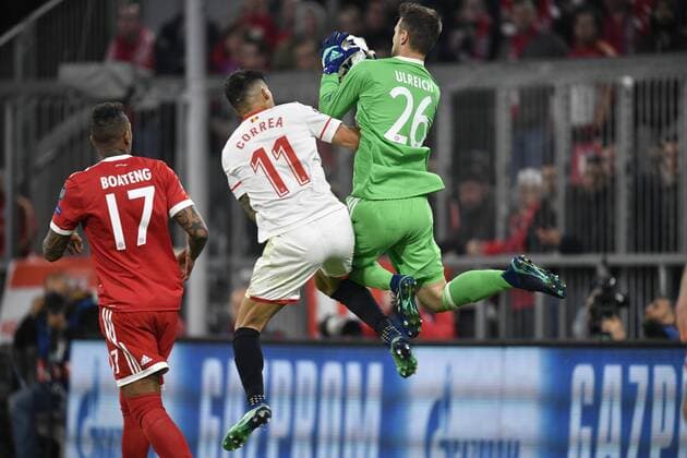 Strafraumszene Torraumszene Joaquin Correa FC Sevilla Zweikampf, Aktion gegen Torwart Sven Ulreich FC Bayern München FC Bayern München FCB vs FC Sevilla UEFA Champions-League CL Viertelfinale Rückspiel Spiel 2 Saison 2017 2018 München Allianz Arena 11.04.2018 FC Bayern München FCB vs FC Sevilla