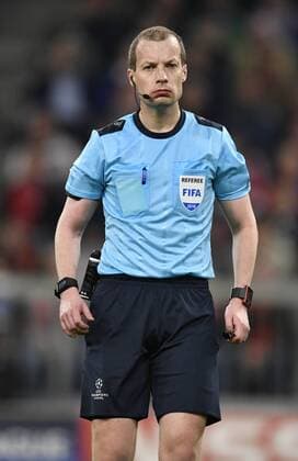 Schiedsirchter Referee William Collum (SCO) Gestik, Geste FC Bayern München FCB vs FC Sevilla UEFA Champions-League CL Viertelfinale Rückspiel Spiel 2 Saison 2017 2018 München Allianz Arena 11.04.2018 FC Bayern München FCB vs FC Sevilla