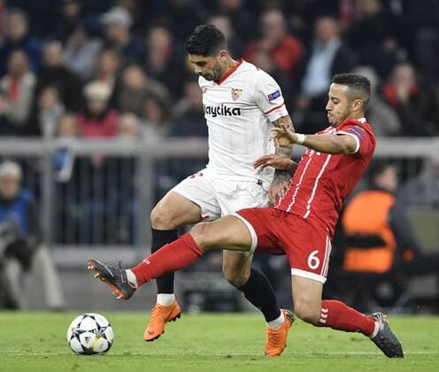Zweikampf, Aktion Thiago Alcantara FC Bayern München gegen Ever Banega FC Sevilla FC Bayern München FCB vs FC Sevilla UEFA Champions-League CL Viertelfinale Rückspiel Spiel 2 Saison 2017 2018 München Allianz Arena 11.04.2018 FC Bayern München FCB vs FC Sevilla