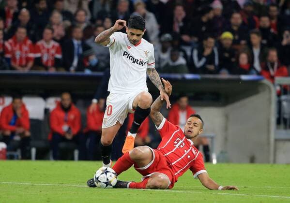 20180411, Viertelfinale CL, FC Bayern vs FC Sevilla, Allianz Arena, Fussball, im Bild: Ever Banega (FC Sevilla) vs Thiago (FCB)