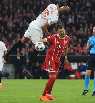 20180411, Viertelfinale CL, FC Bayern vs FC Sevilla, Allianz Arena, Fussball, im Bild: Steven N«Zonzi (FC Sevilla) vs Sandro Wagner (FCB)