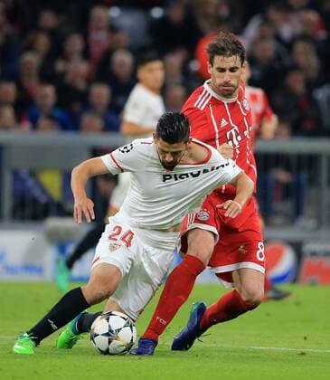 20180411, Viertelfinale CL, FC Bayern vs FC Sevilla, Allianz Arena, Fussball, im Bild: Nolito (FC Sevilla) vs Javi Martinez (FCB)