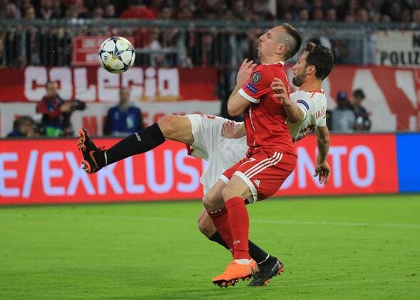 20180411, Viertelfinale CL, FC Bayern vs FC Sevilla, Allianz Arena, Fussball, im Bild: Franco Vazquez (FC Sevilla) vs Franck Ribery (FCB)