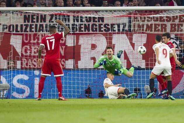 Champions League Viertel-Finale, FC Bayern Muenchen vs. Sevilla FC, Allianz Arena Muenchen. 11.04.2018 Im Bild: Joaquin Correa, Sven Ulreich Â