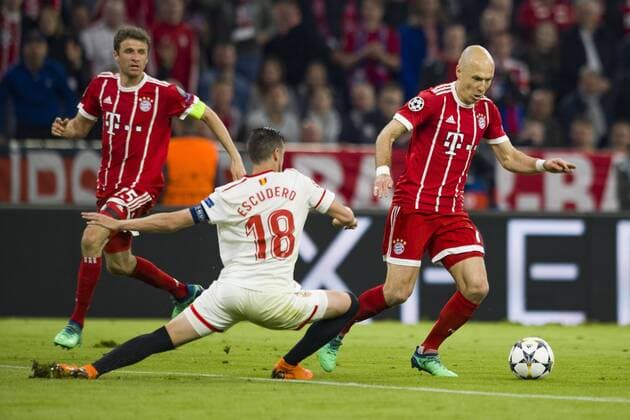 Champions League Viertel-Finale, FC Bayern Muenchen vs. Sevilla FC, Allianz Arena Muenchen. 11.04.2018 Im Bild: Thoams Mueller, Sergio Escuderio, Arjen Robben Â