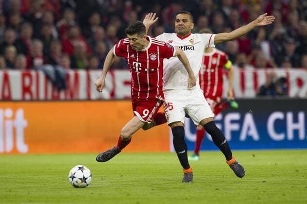 Champions League Viertel-Finale, FC Bayern Muenchen vs. Sevilla FC, Allianz Arena Muenchen. 11.04.2018 Im Bild: Robert Lewandowski, Gabriel Mercado Â