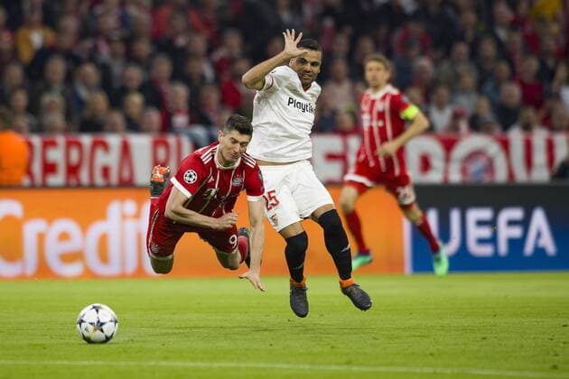 Champions League Viertel-Finale, FC Bayern Muenchen vs. Sevilla FC, Allianz Arena Muenchen. 11.04.2018 Im Bild: Robert Lewandowski, Gabriel Mercado Â