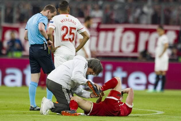 Champions League Viertel-Finale, FC Bayern Muenchen vs. Sevilla FC, Allianz Arena Muenchen. 11.04.2018 Im Bild: Dr. Mueller-Wohlfahrt, Robert Lewandowski Â