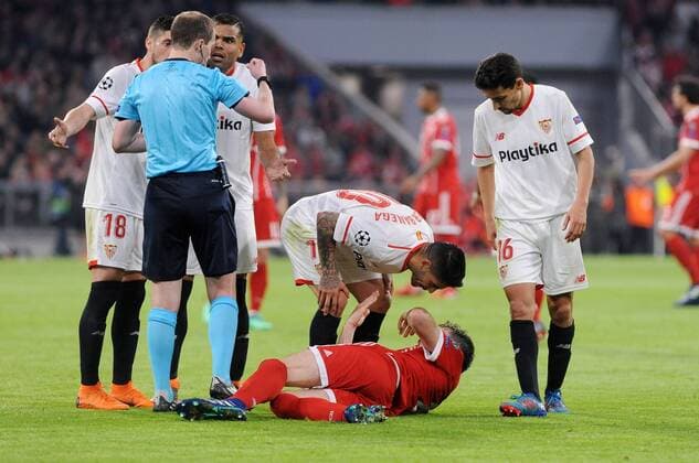 Ever Banega ( FC Sevilla 10 ) beschwert sich bei Javier Martinez (FC Bayern Muenchen) , beim CL-Spiel zwischen FC Bayern Muenchen und FC Sevilla, 11.04.2018, Muenchen Copyright: xStuetzle xEibner-Pressefotox EP_EER