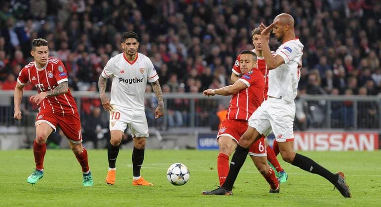 vl. James Rodriguez (FC Bayern Muenchen), Ever Banega ( FC Sevilla 10 ), Thiago Alcantara (FC Bayern Muenchen) und Steven NÂ Zonzi ( FC Sevilla 15 ), beim CL-Spiel zwischen FC Bayern Muenchen und FC Sevilla, 11.04.2018, Muenchen Copyright: xStuetzle xEibner-Pressefotox EP_EER